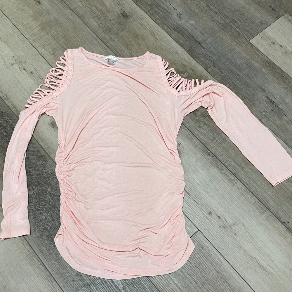 Long sleeve with cut-out shoulder and slim sides.
